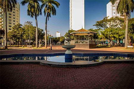 Praça Rui Barbosa, com chafariz, coreto e palmeiras.