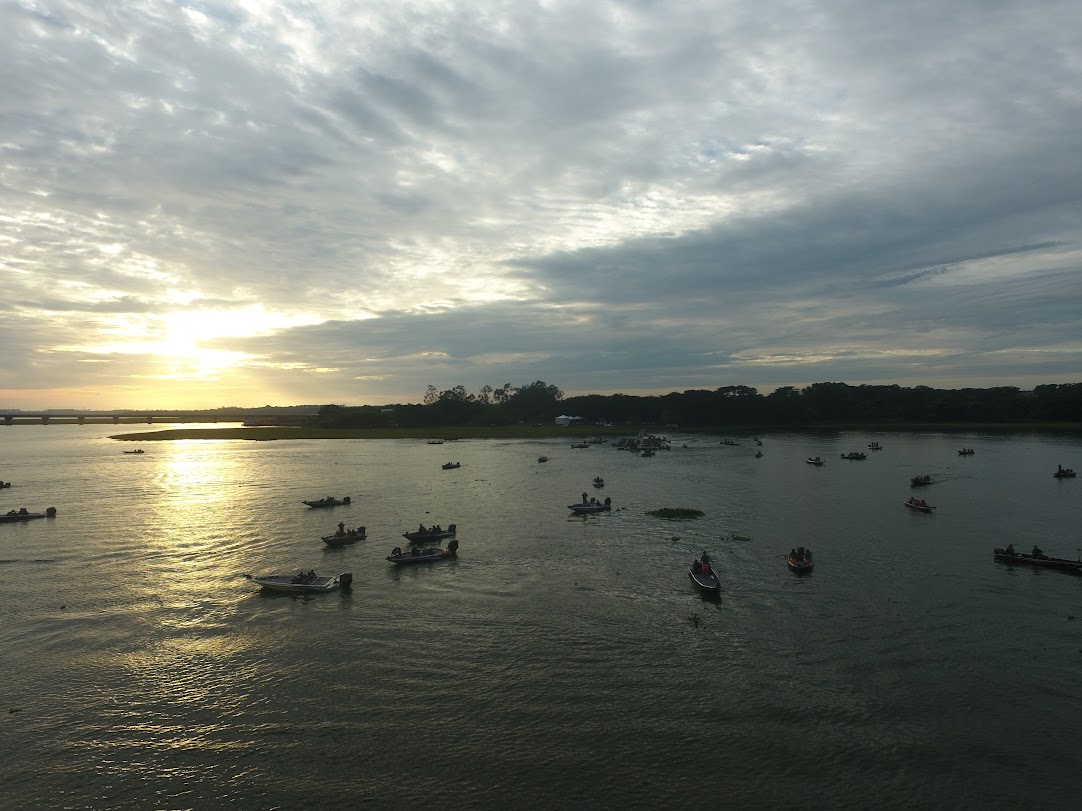 Barcos no Rio Tietê ao entardecer.