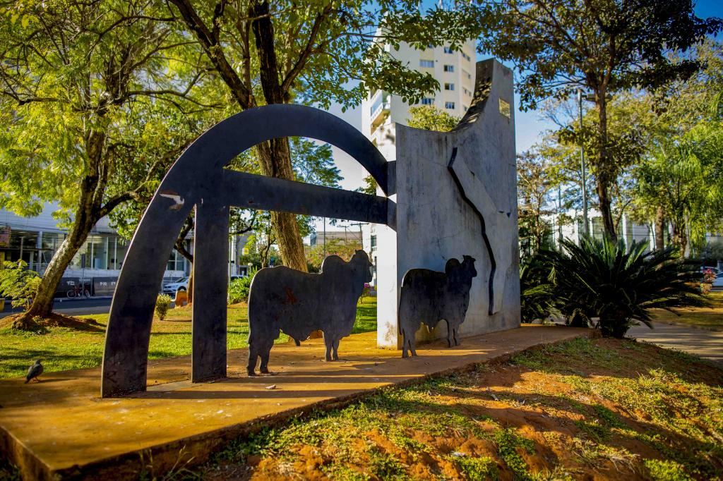 Monumento com figuras de bovinos na Praça Rui Barbosa.